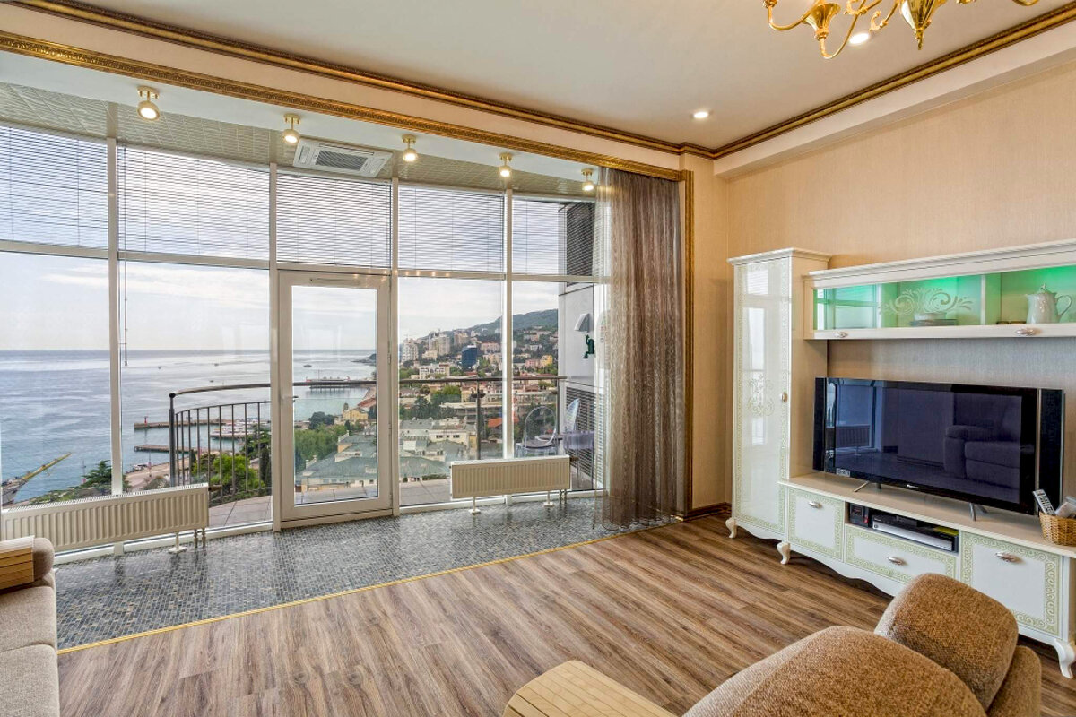 1 комнатная в ялте купить. Квартира с панорамными окнами. Квартира с видом на море. Апартаменты с видом на море. Студия с панорамными окнами.